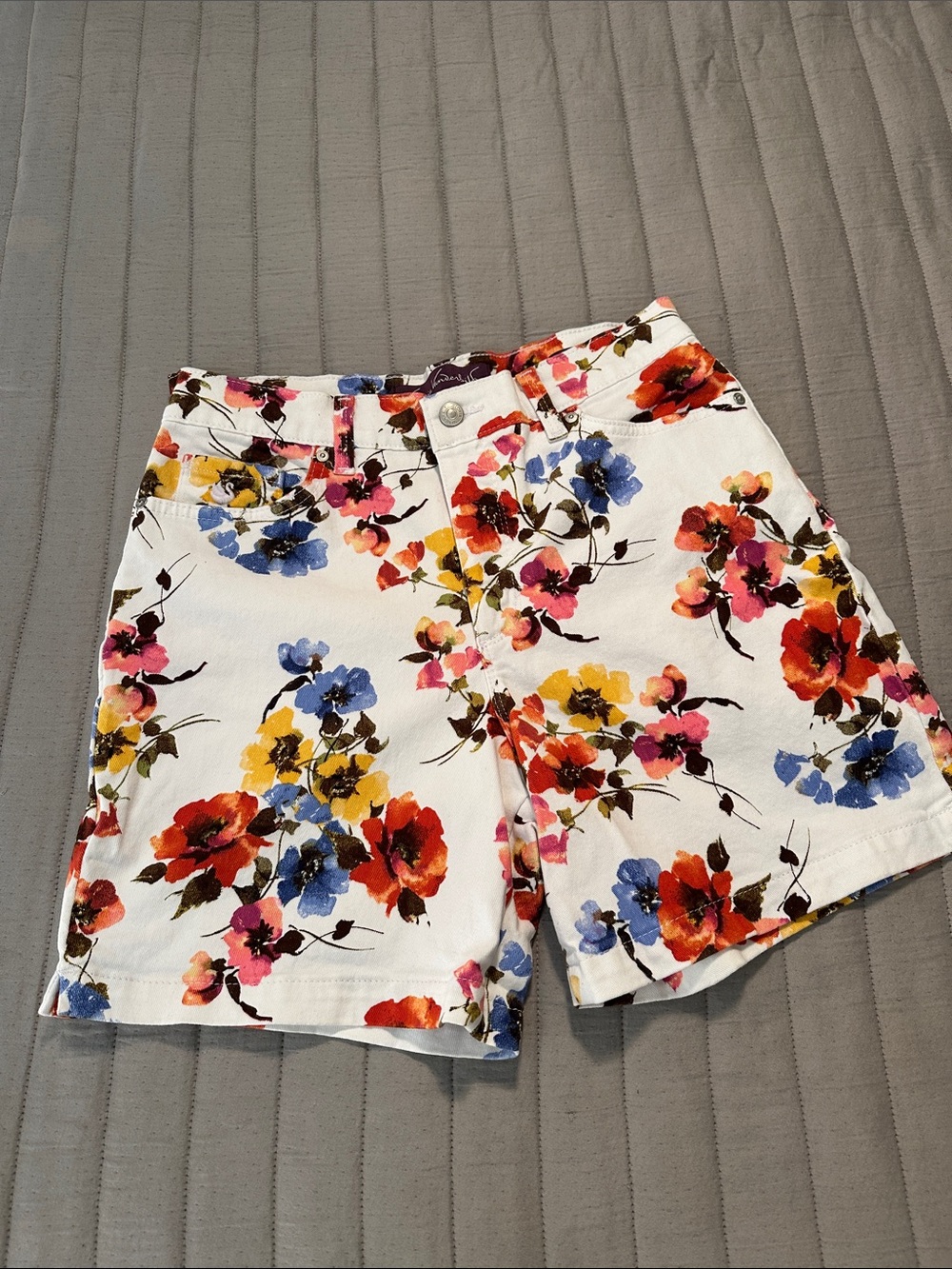 NEW High Waisted Gloria Vanderbilt White Floral Denim Shorts, sz 10